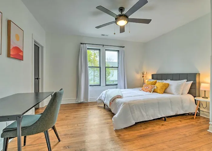 Holiday home W/ Grill - 5 Mi To Garfield Park! *
